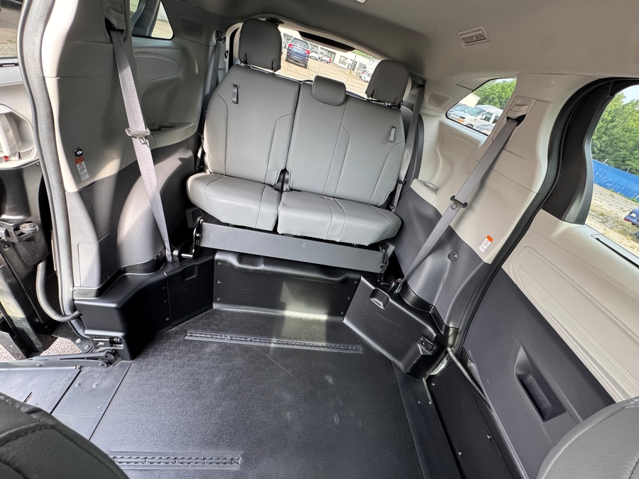 Grey Toyota Sienna image number 7