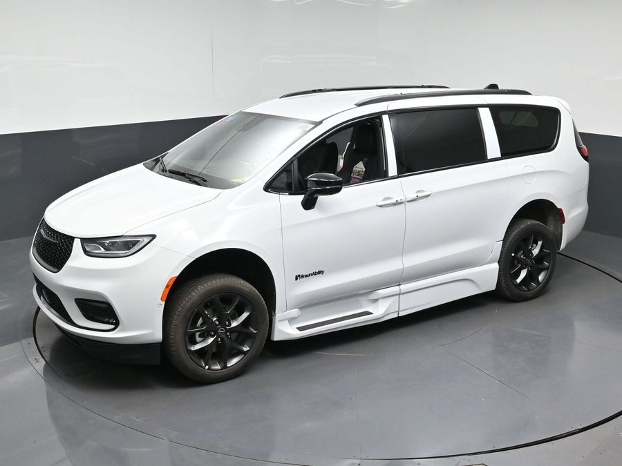New 2026 Chrysler Pacifica Select Sport - BraunAbility Side Entry Fold Out Automatic Ramp