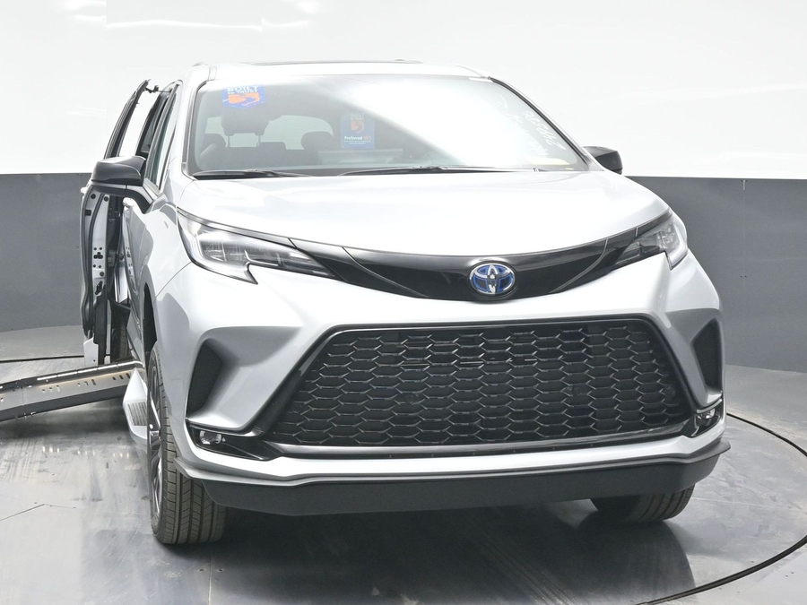 New 2025 Toyota Sienna Hybrid XSE Sport - BraunAbility Side Entry Entry Fold Out Automatic Ramp