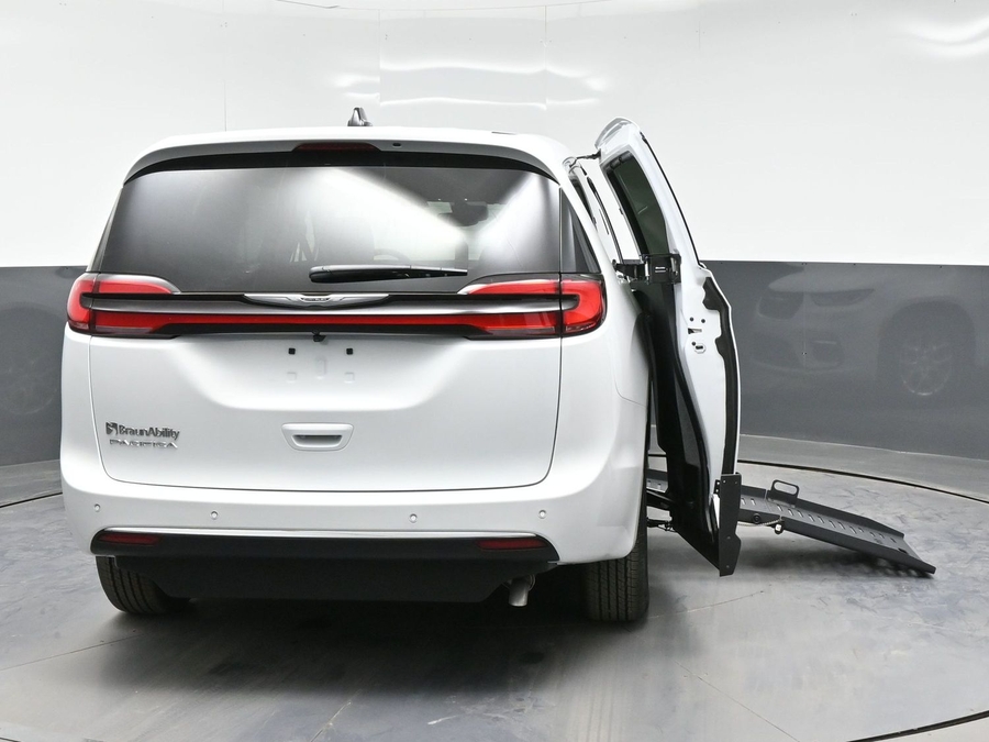 White Chrysler Pacifica image number 5