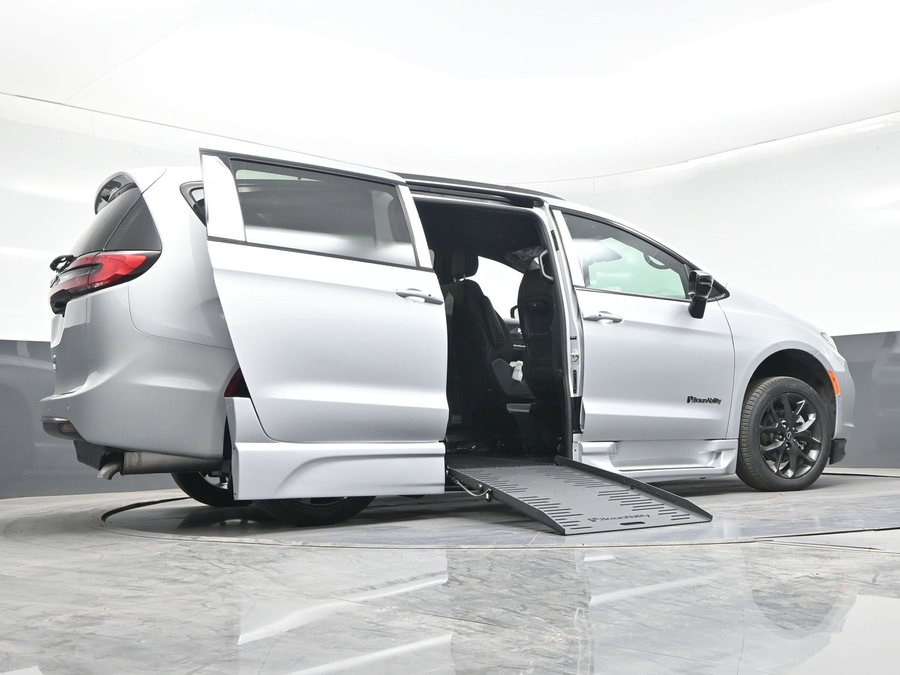 New 2026 Chrysler Pacifica Select Sport - BraunAbility Side Entry Entry Fold Out Automatic Ramp