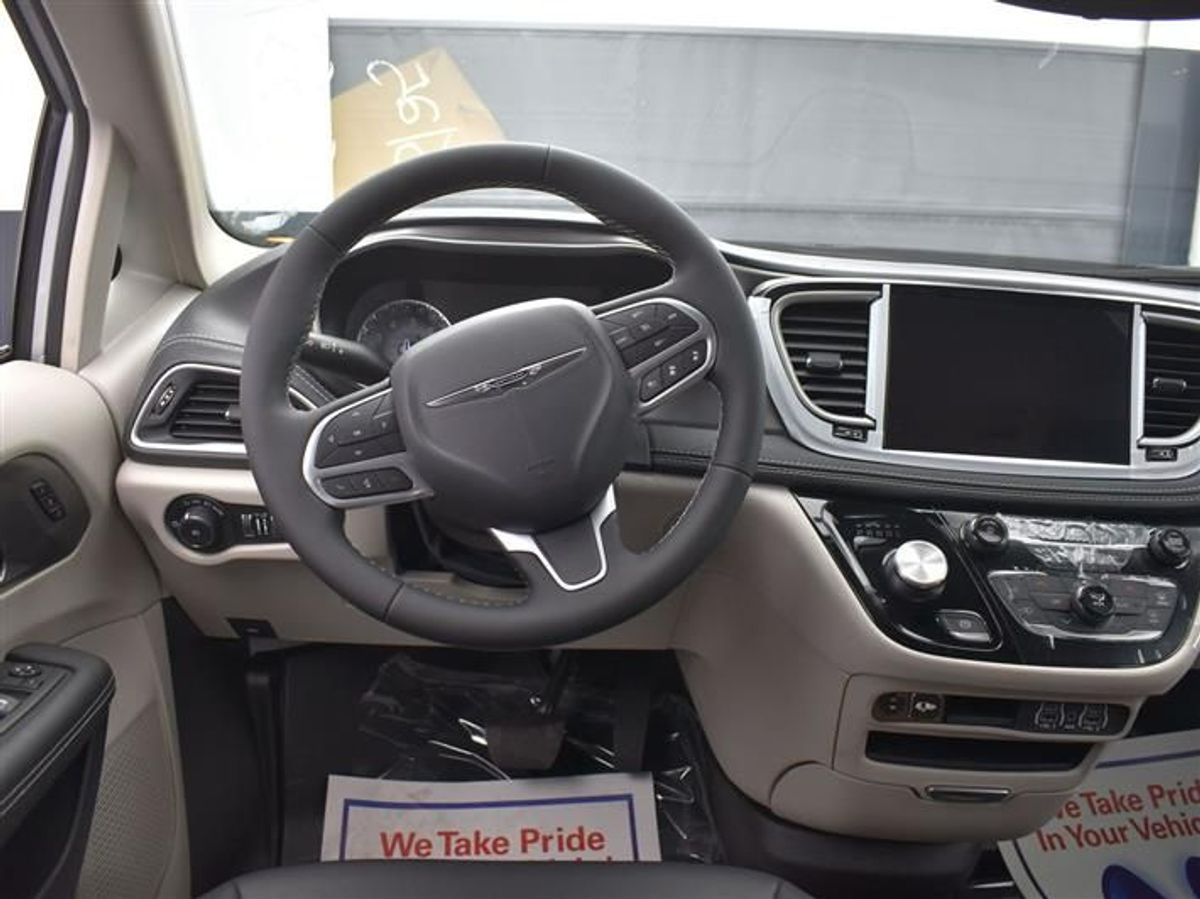 Silver Chrysler Pacifica image number 12