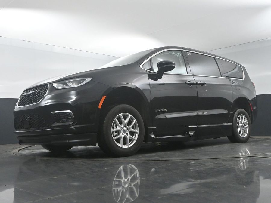 Used 2024 Chrysler Pacifica Touring L - BraunAbility Side Entry Entry Fold Out Automatic Ramp