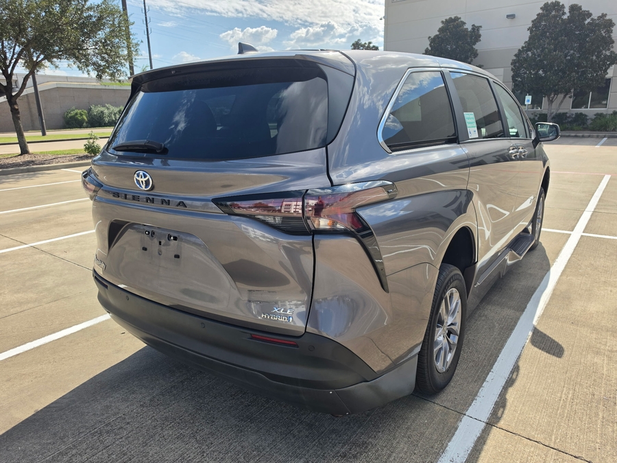 Used 2024 Toyota Sienna Hybrid XLE - BraunAbility Side Entry Fold Out Automatic Ramp