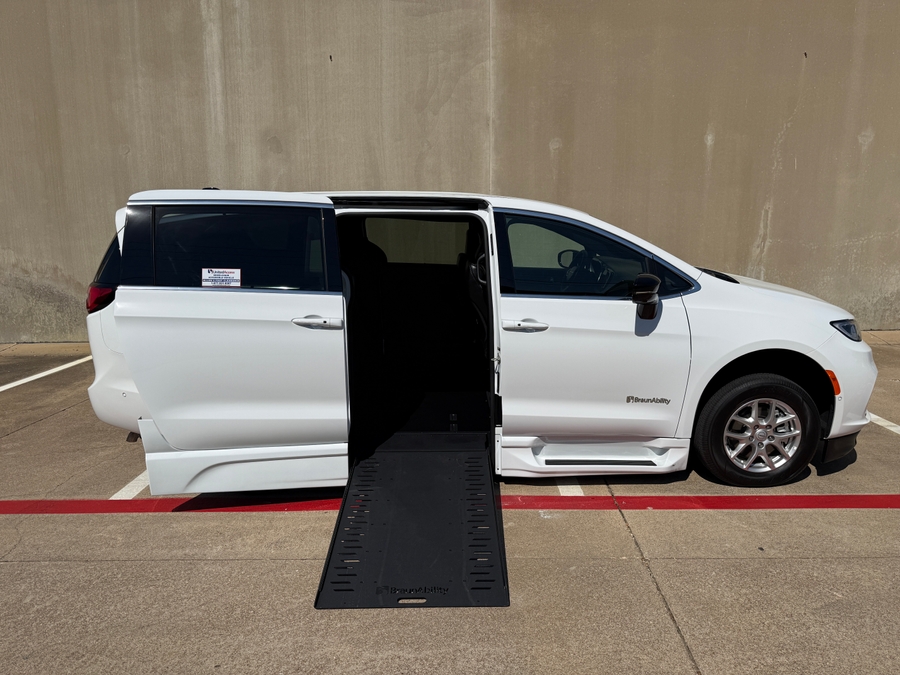 Used 2025 Chrysler Pacifica Select Safety - BraunAbility Side Entry In Floor Automatic Ramp