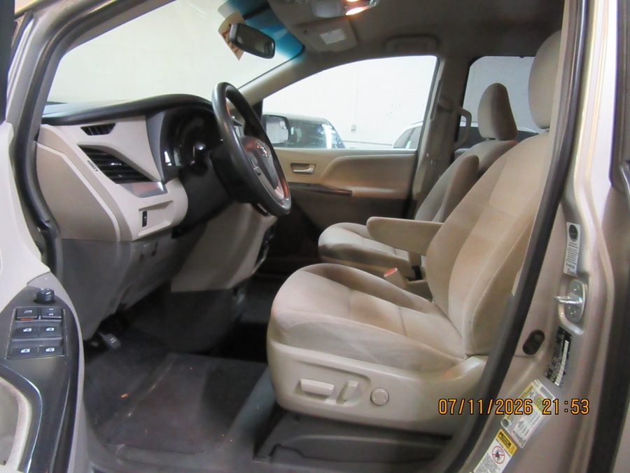 Brown Toyota Sienna image number 7