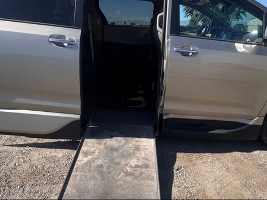 Gold Toyota Sienna image number 7
