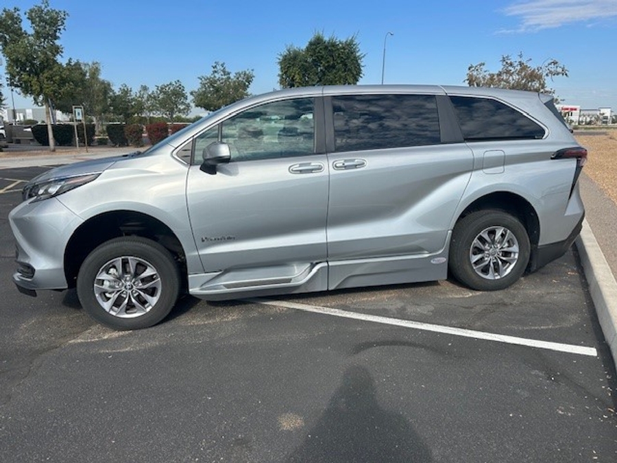 Used 2024 Toyota Sienna Hybrid LE - BraunAbility Side Entry Entry Fold Out Automatic Ramp