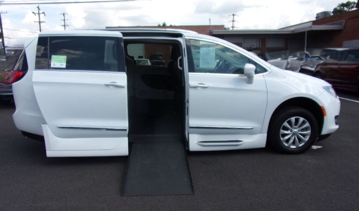 White Chrysler Pacifica image number 7