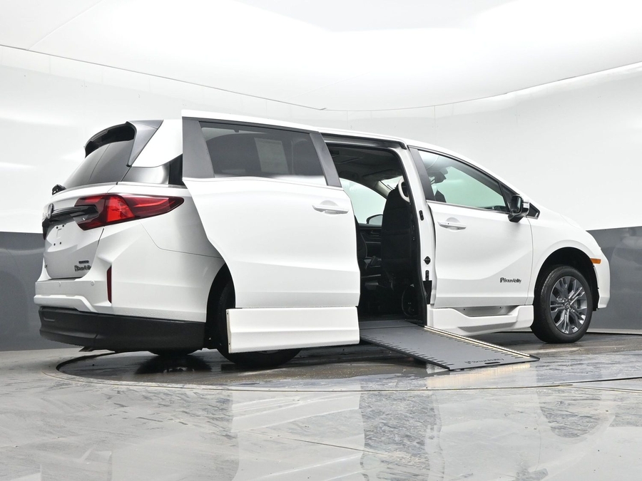 White Honda Odyssey image number 21