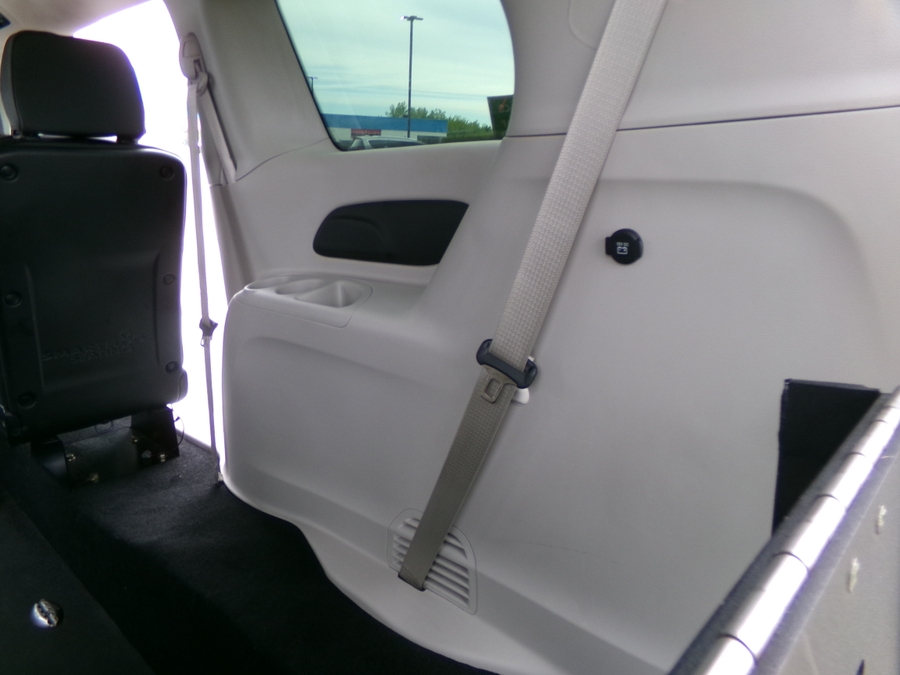 White Chrysler Voyager image number 18