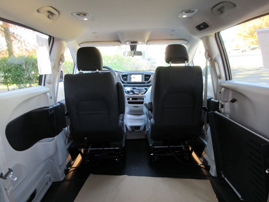 White Chrysler Voyager image number 13