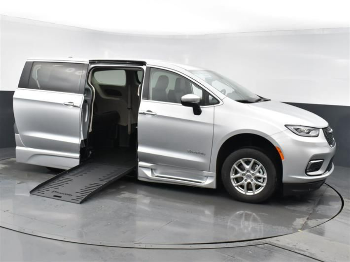 2023 CHRYSLER PACIFICA - Image 1