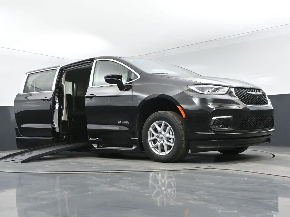 Black Chrysler Pacifica image number 9