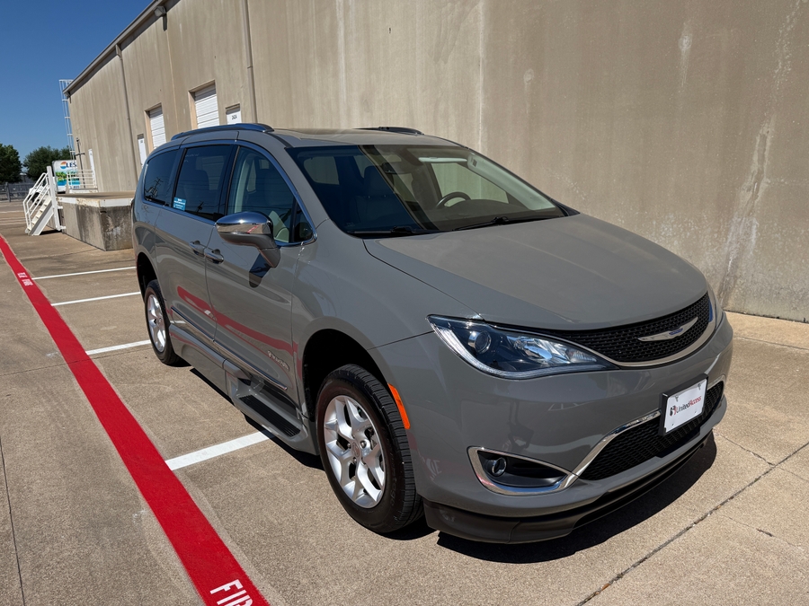 Used 2020 Chrysler Pacifica Limited - BraunAbility Side Entry Entry In Floor Automatic Ramp