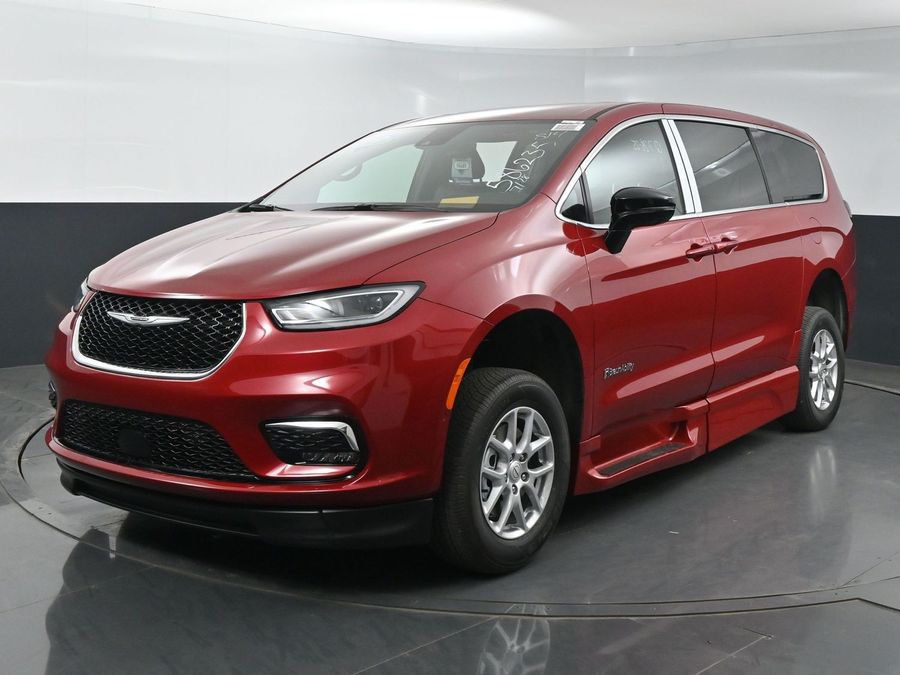 New 2025 Chrysler Pacifica Select - BraunAbility Side Entry Entry In Floor Automatic Ramp