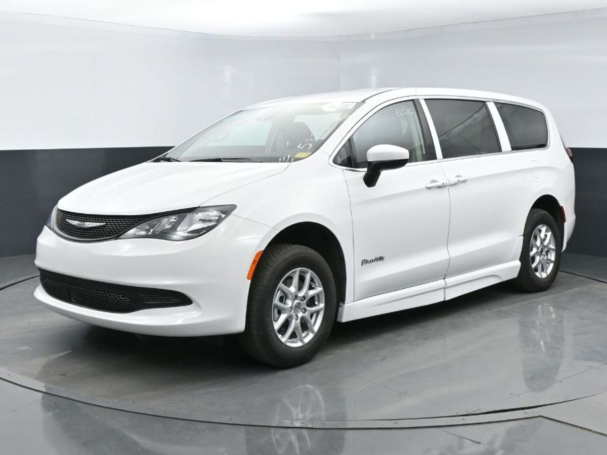 White Chrysler Voyager image number 19