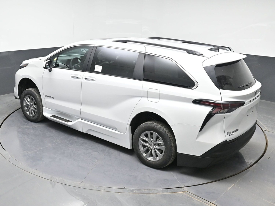 New 2026 Toyota Sienna Hybrid XLE Plus - BraunAbility Side Entry Entry Fold Out Automatic Ramp