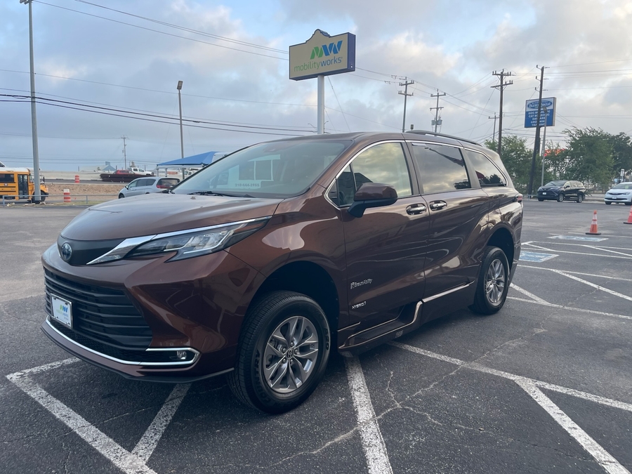  Toyota Sienna image number 1