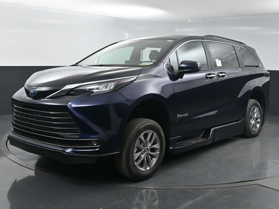 New 2025 Toyota Sienna Hybrid XLE Plus - BraunAbility Side Entry Entry In Floor Automatic Ramp