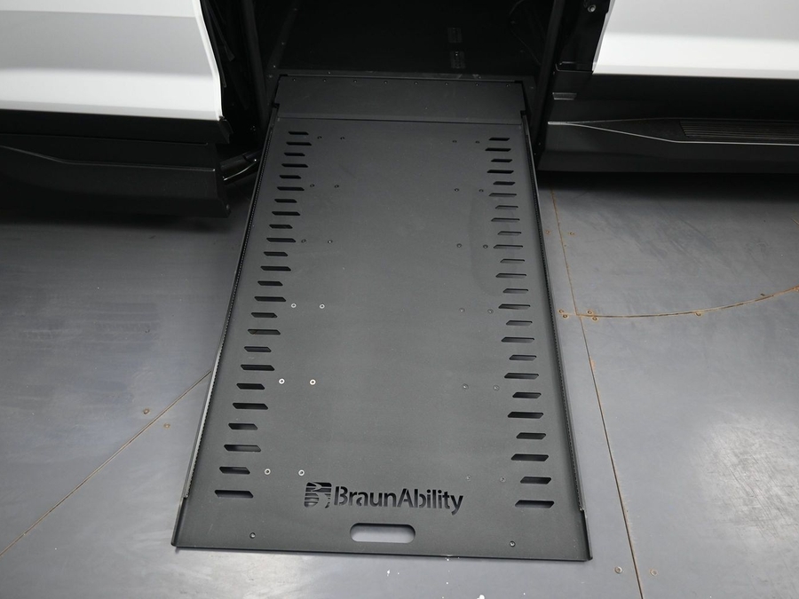 New 2026 Chevrolet Traverse 1LT - BraunAbility Side Entry In Floor Automatic Ramp
