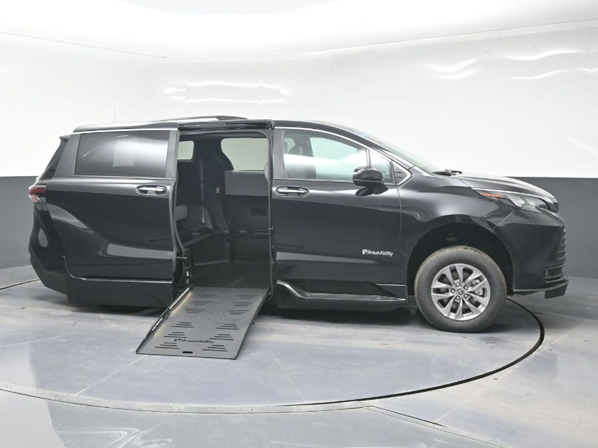 Black Toyota Sienna image number 4