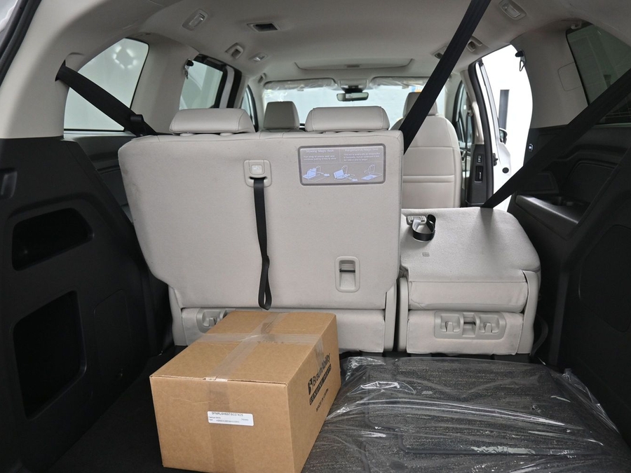 White Honda Odyssey image number 11