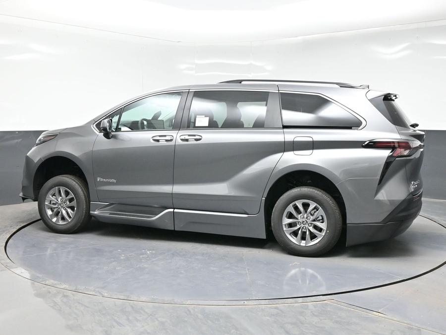 Grey Toyota Sienna image number 1