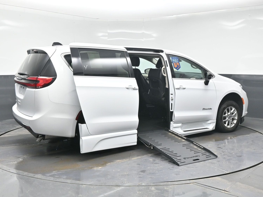 White Chrysler Pacifica image number 6