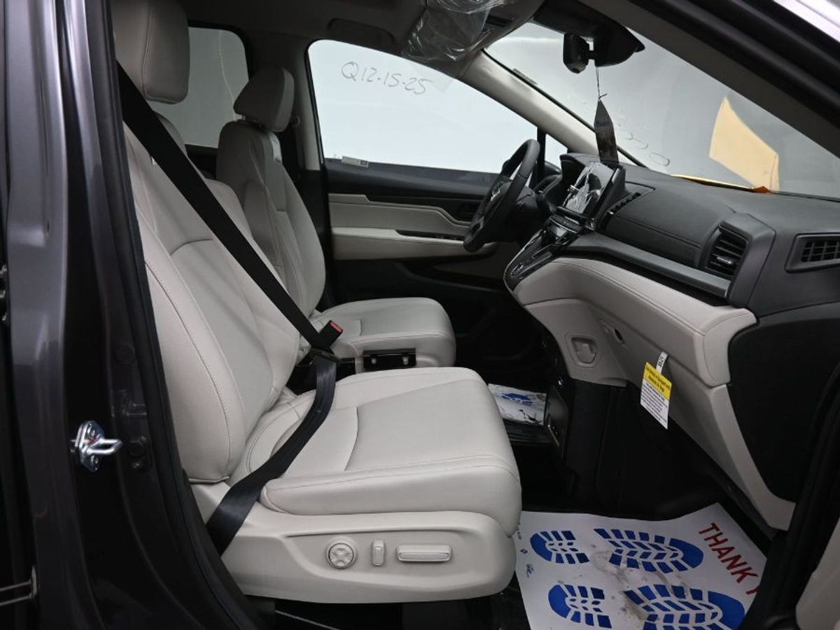 Grey Honda Odyssey image number 8