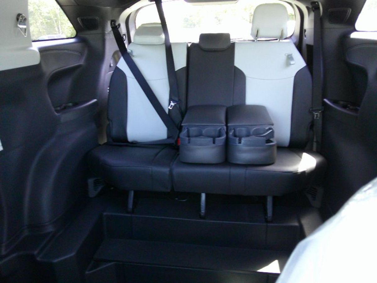 Black Toyota Sienna image number 20