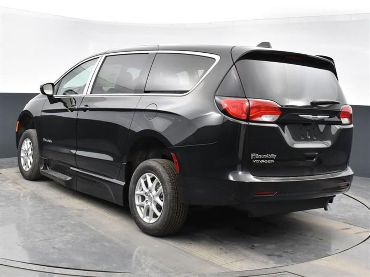 Black Chrysler Voyager image number 10