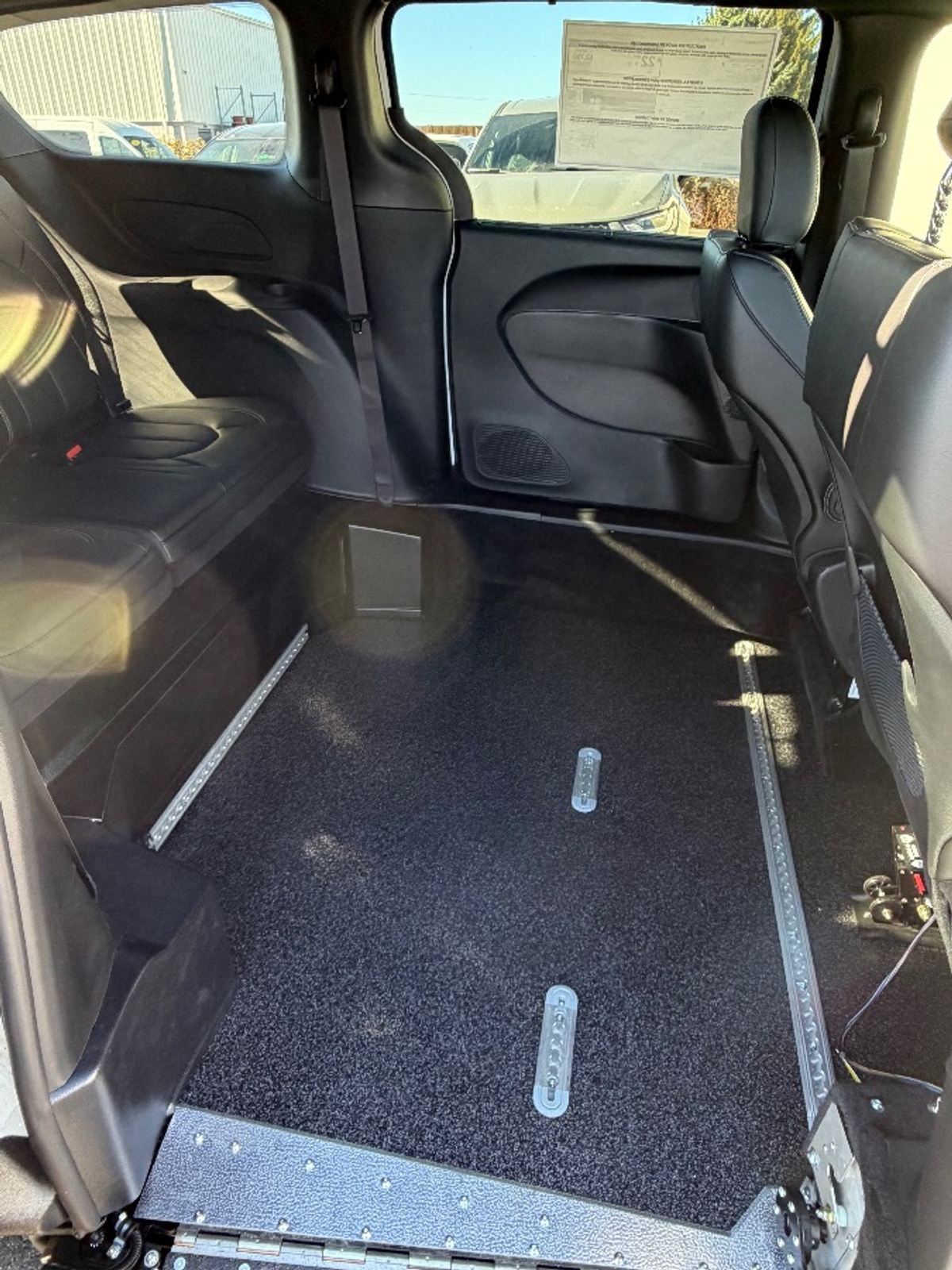 White Chrysler Voyager image number 15