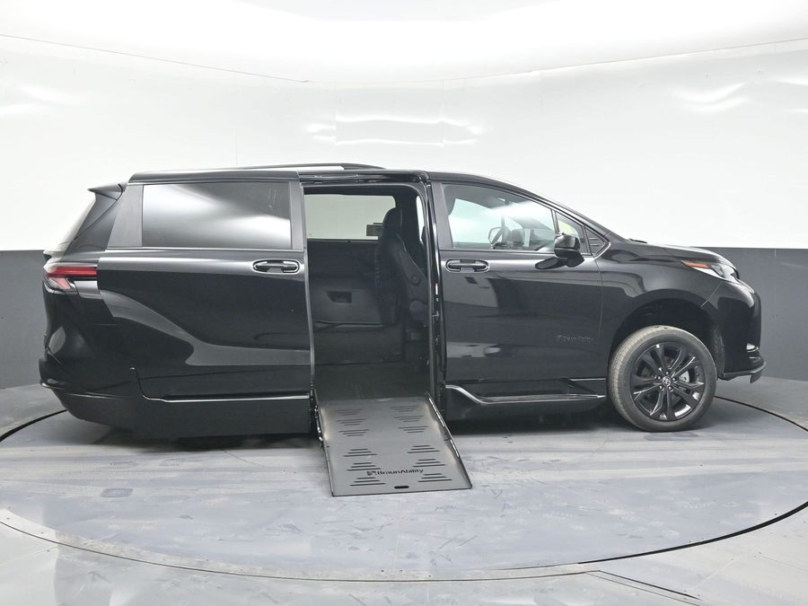 New 2025 Toyota Sienna Hybrid XSE Sport - BraunAbility Side Entry Entry Fold Out Automatic Ramp
