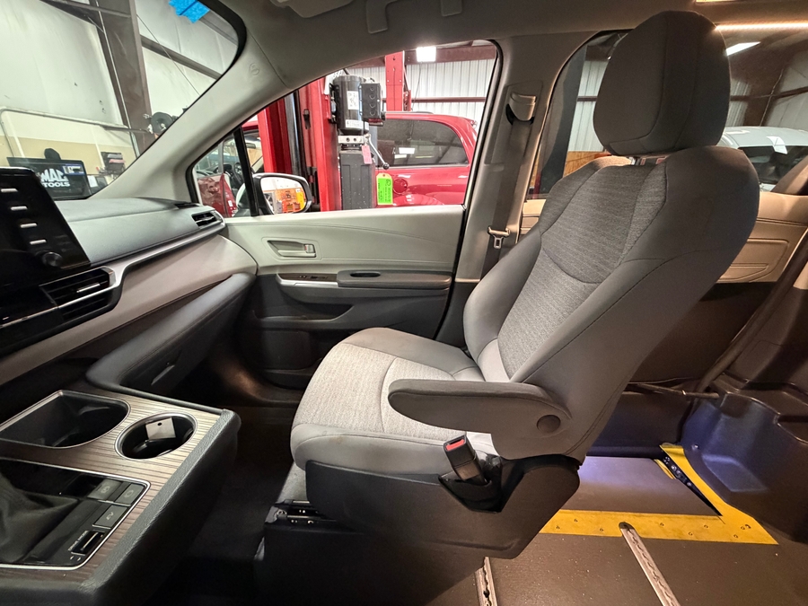 White Toyota Sienna image number 4