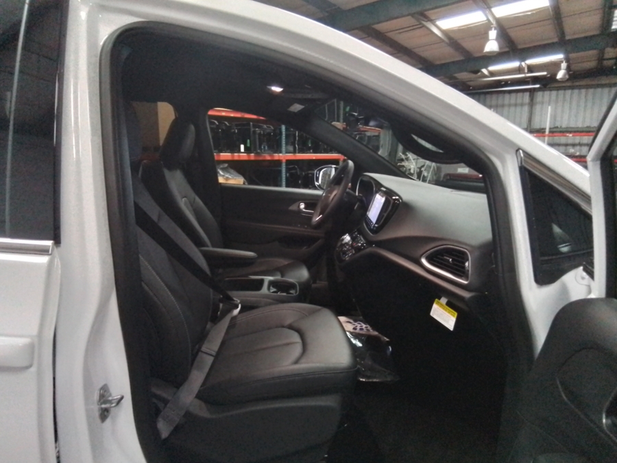 White Chrysler Voyager image number 15