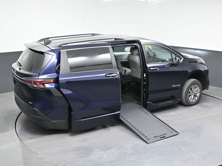 Blue Toyota Sienna image number 25