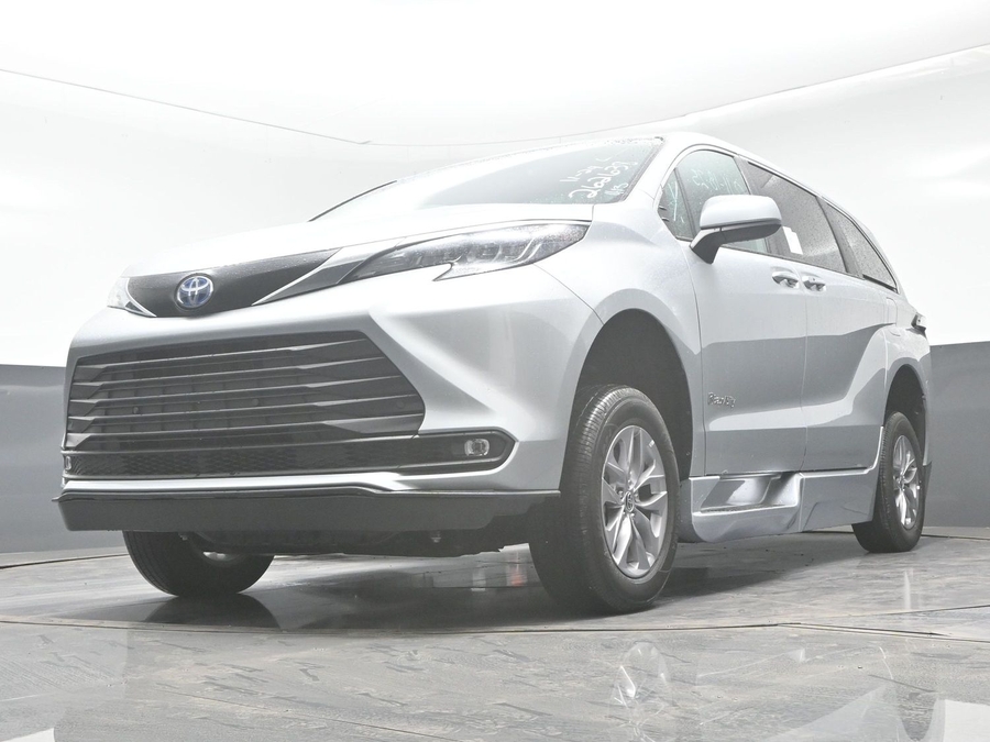 New 2025 Toyota Sienna Hybrid XLE Plus - BraunAbility Side Entry Entry Fold Out Automatic Ramp
