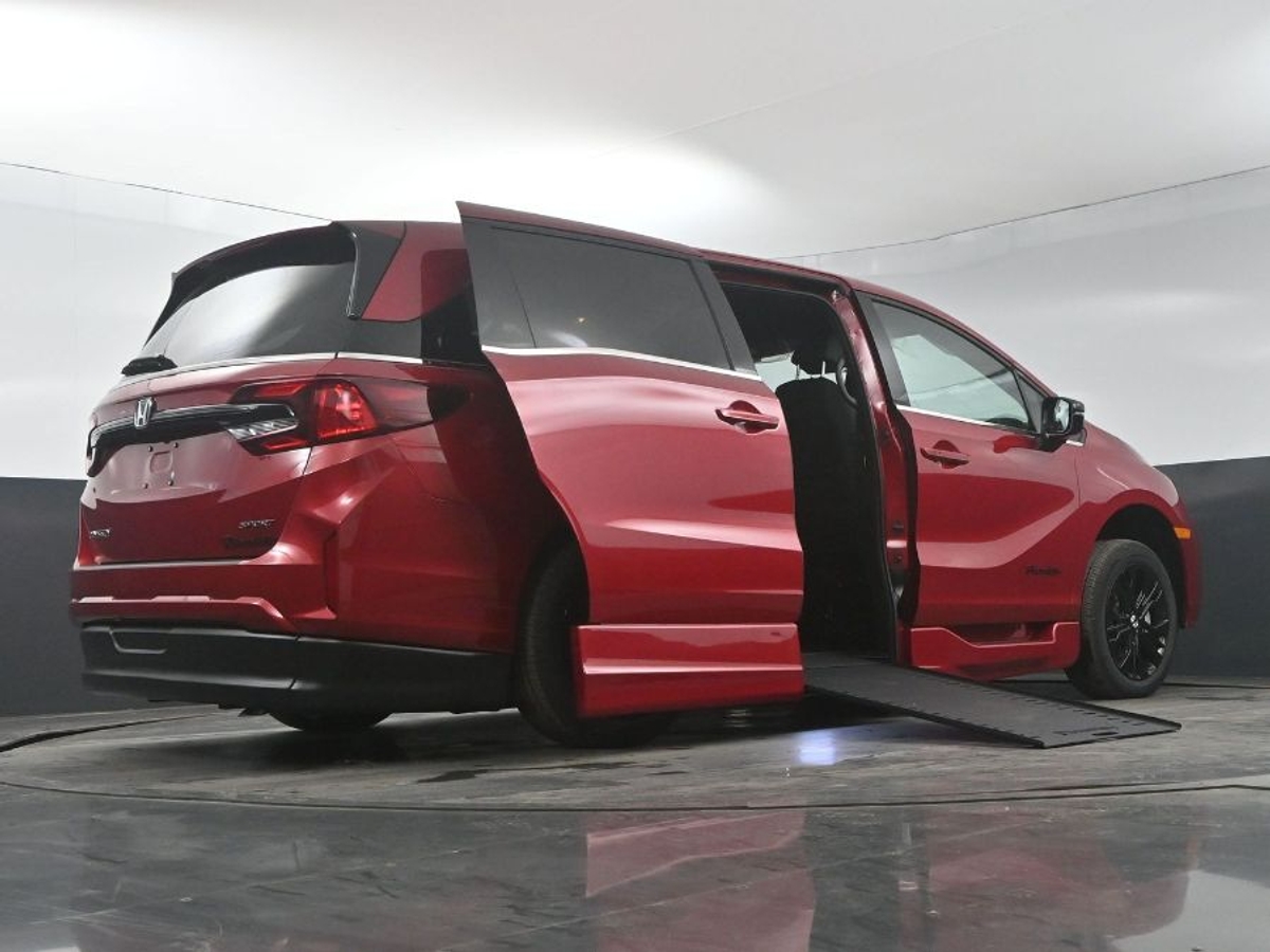 Red Honda Odyssey image number 20