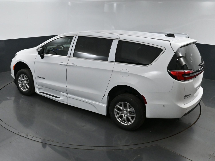 New 2025 Chrysler Pacifica Select Safety - BraunAbility Side Entry Entry In Floor Automatic Ramp