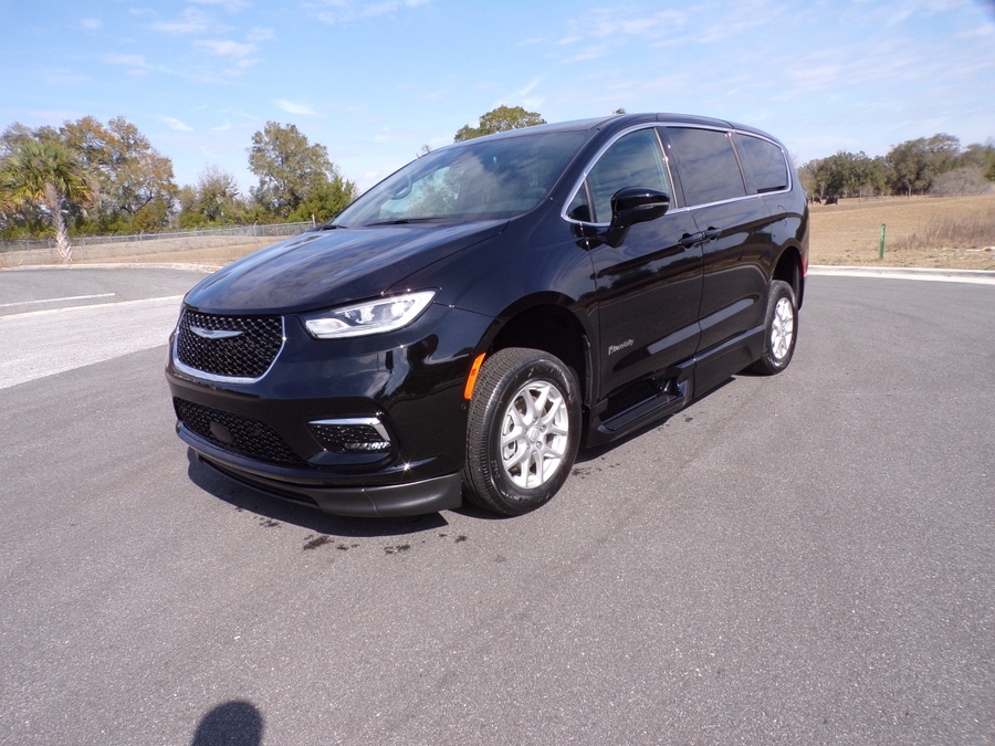 Black Chrysler Pacifica image number 28