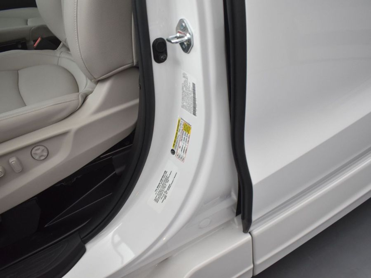 White Honda Odyssey image number 16