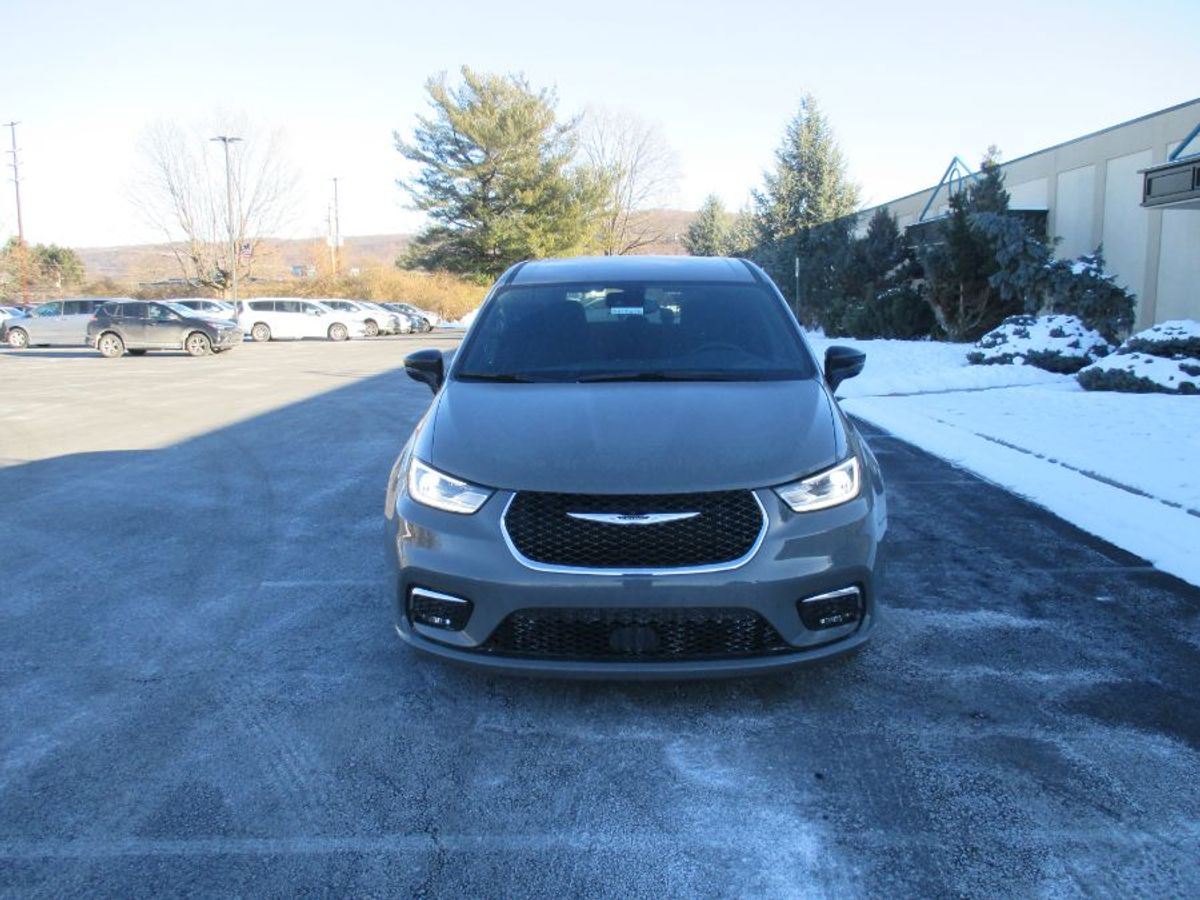 Grey Chrysler Pacifica image number 17