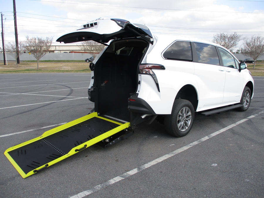 New 2026 Toyota Sienna Hybrid LE w swivel 2nd row - Vantage Mobility Rear Entry Entry Fold Out Manual Ramp