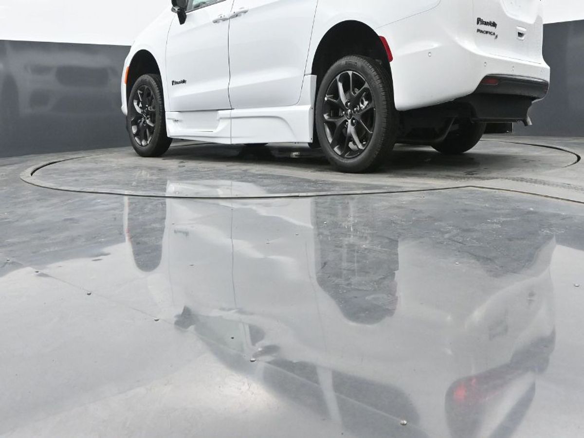 2024 CHRYSLER PACIFICA - Image 11