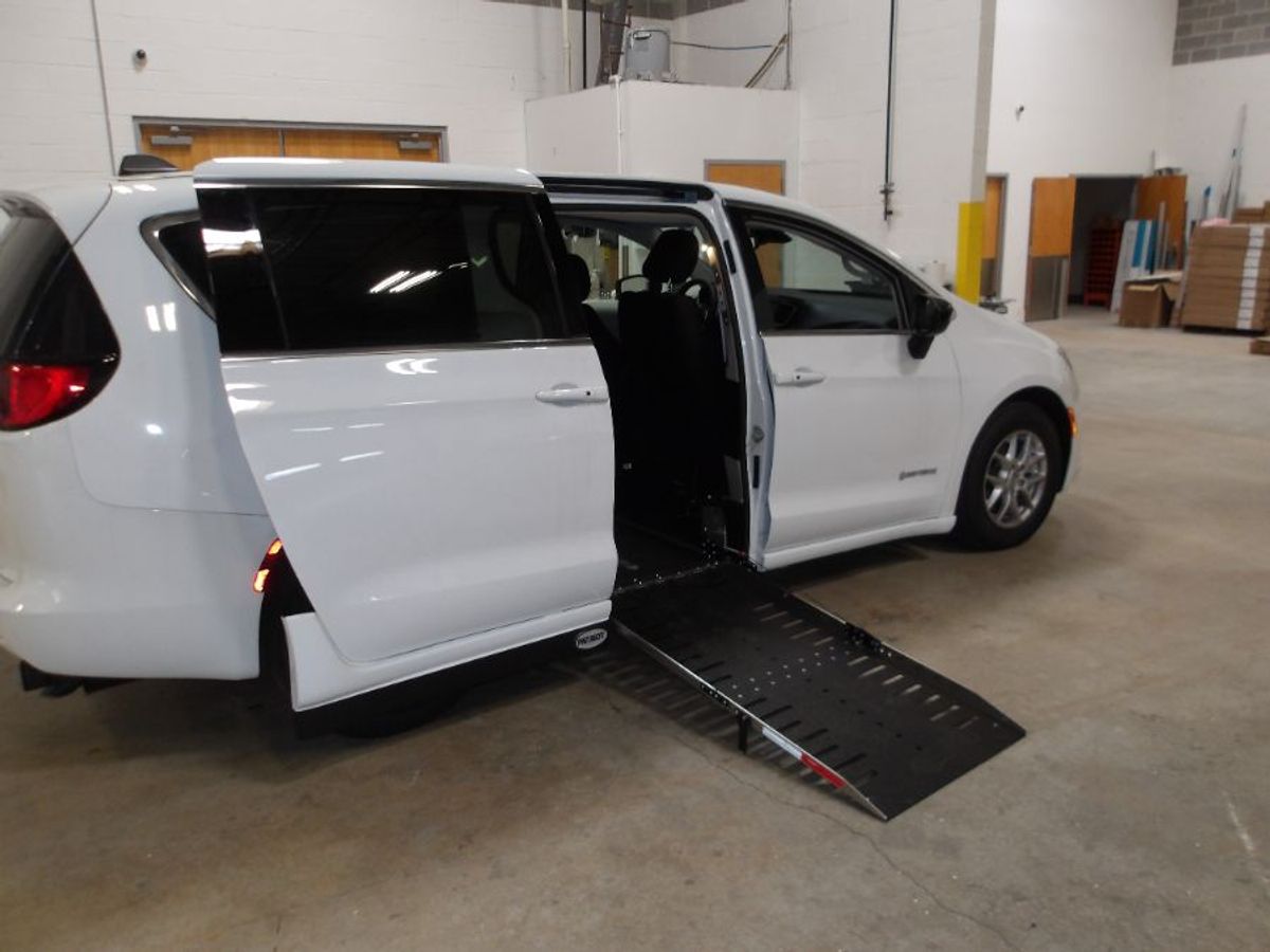 White Chrysler Voyager image number 14