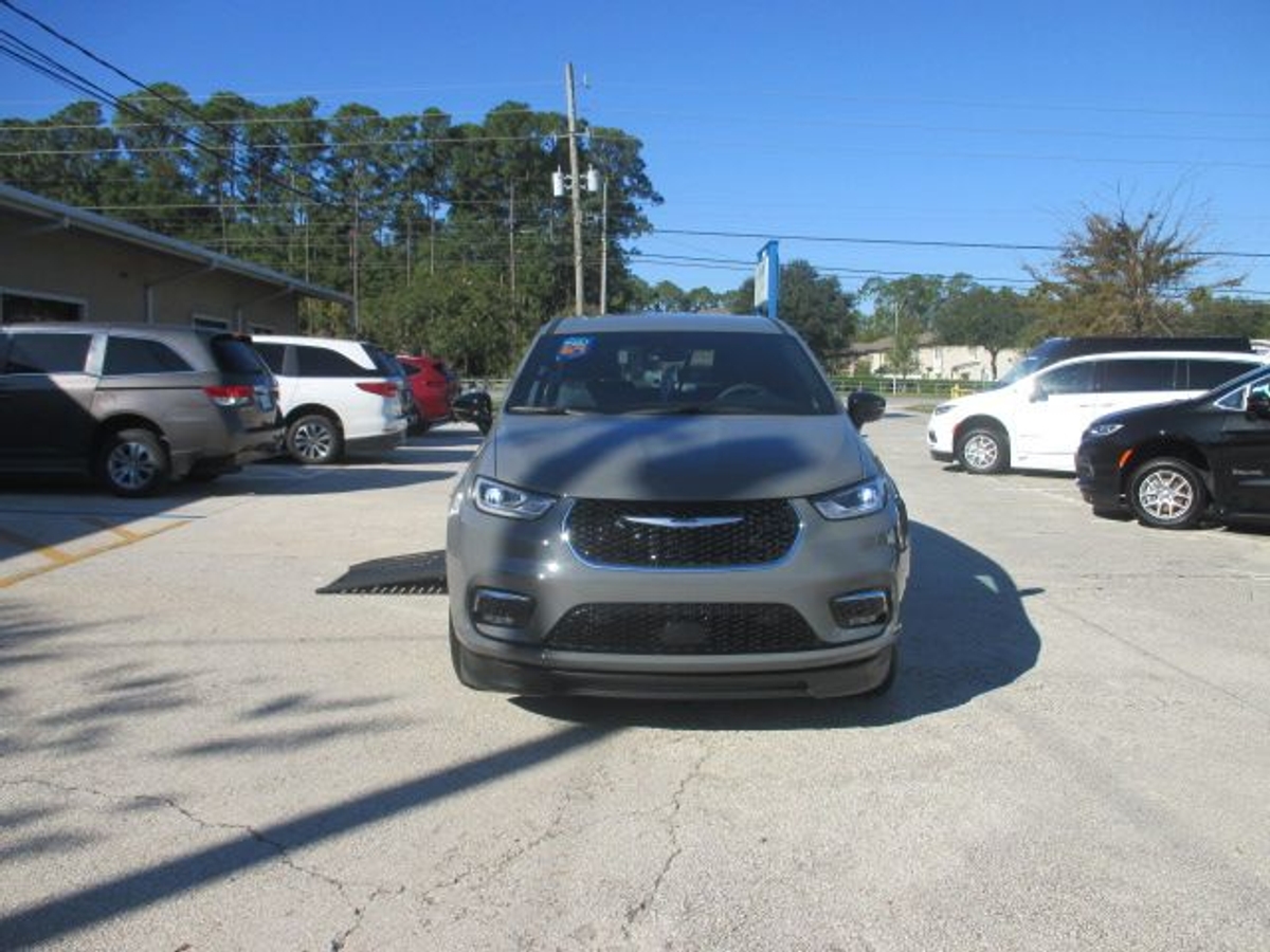 Grey Chrysler Pacifica image number 4