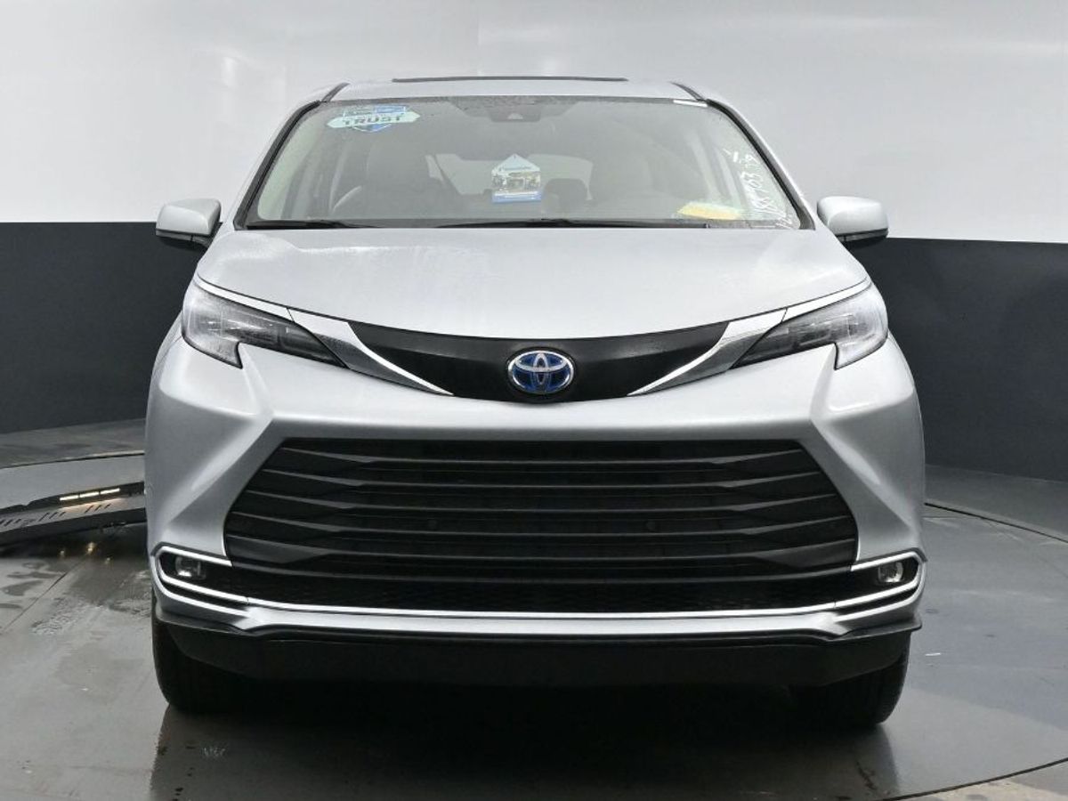 Silver Toyota Sienna image number 2