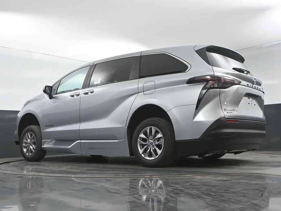 New 2025 Toyota Sienna Hybrid XLE Base - BraunAbility Side Entry Entry Fold Out Automatic Ramp
