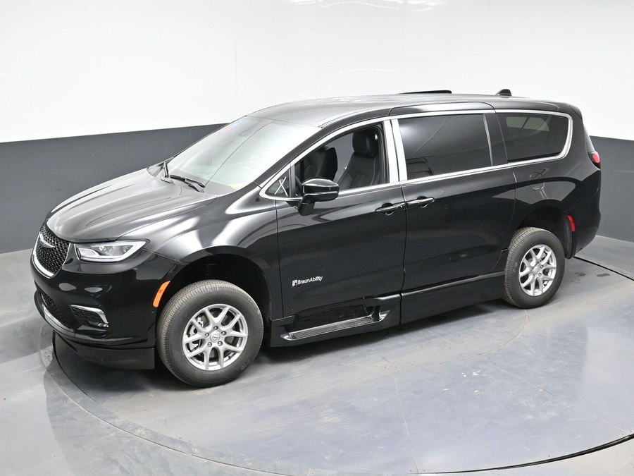 Black Chrysler Pacifica image number 20